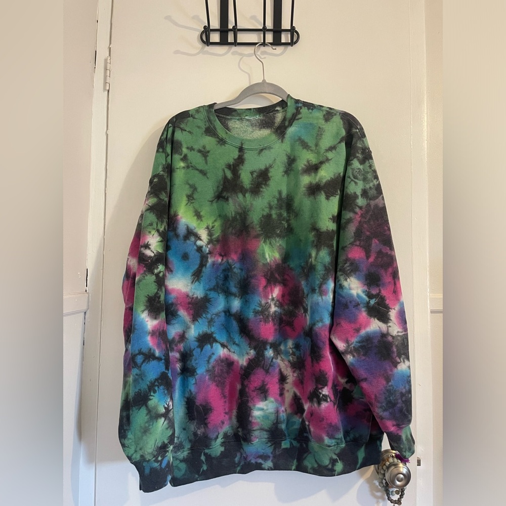 URBAN OUTFITTERS TYE-DYE UNISEX CREW NECK SWEATSHIRT !!